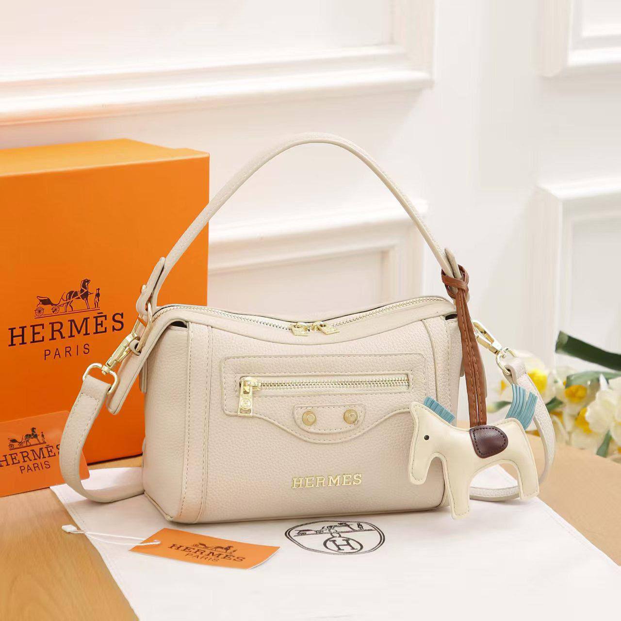 HERMES ✨
Good quality
Size 22cm
100 dhs✅
With box 📦
Zain70
♥️♥️♥️