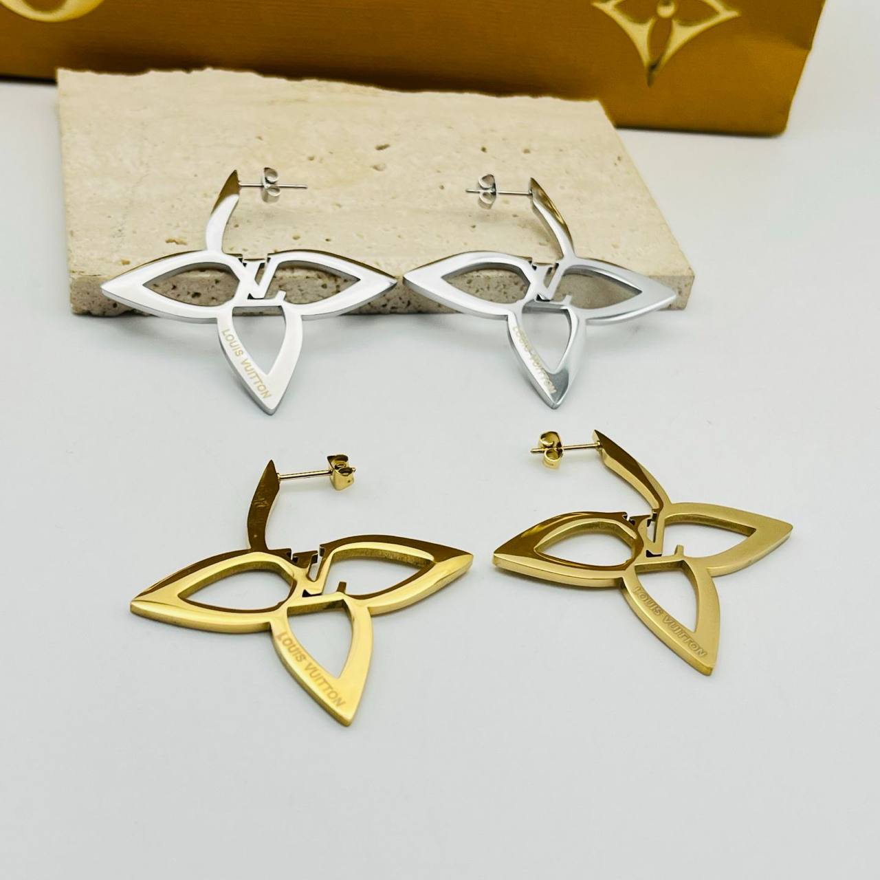 New arrival LV stainless steel with 18k gold plated earrings
Offer price
30 dhs🪙🌨️
40 dhs🪙🌨️
with LV box and paperbag
⛔️🎁🎁🎁
Zain243
♥️♥️♥️