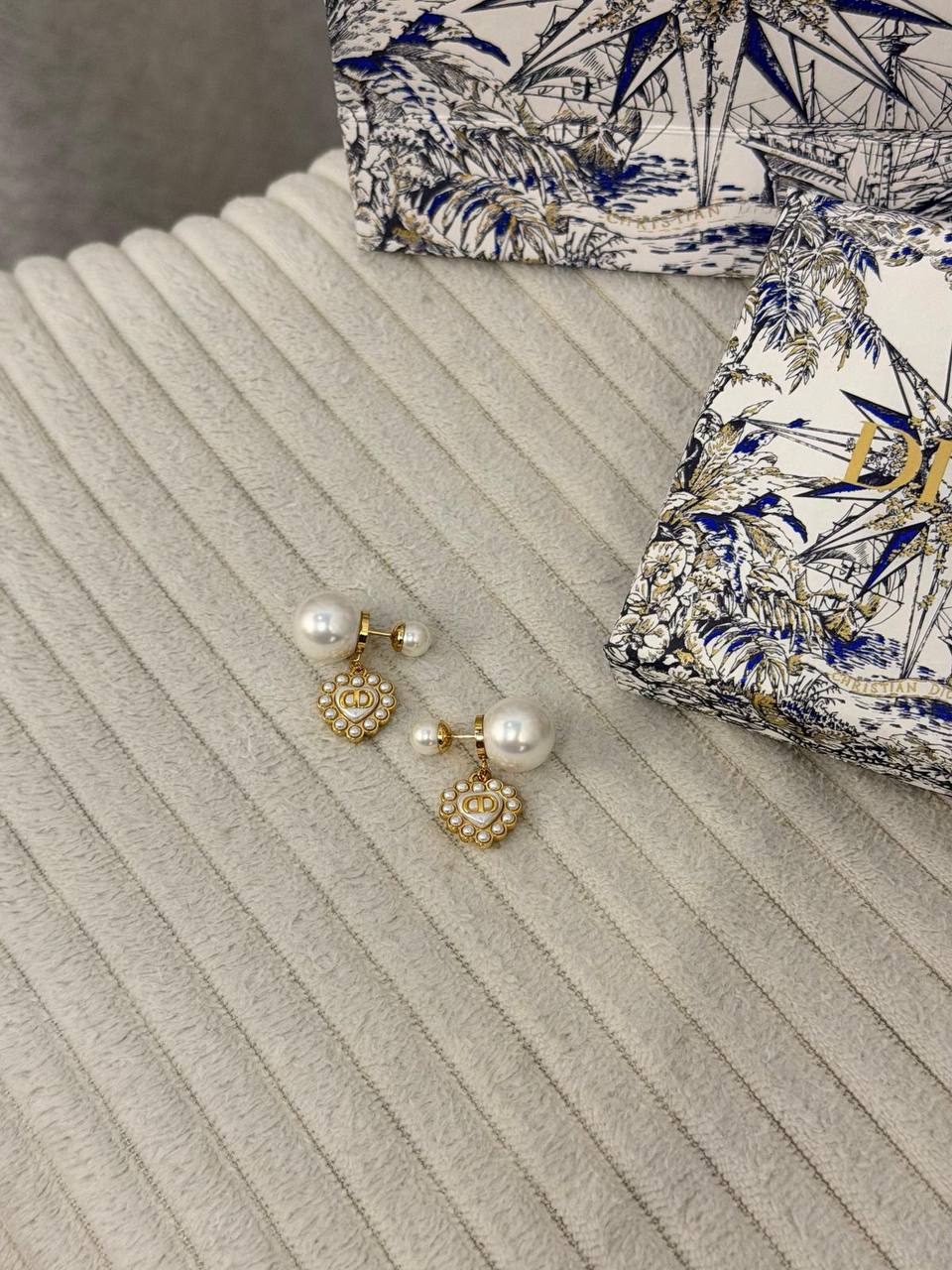 DIOR 🤍
* ↗️ *Super Master Quality ®️*⬆️
* DIOR Petit CD Baroque Heart 🤍 m PENDANT & EARINGS
*170 dhs✅* with *Normal* Box & Bag
*190 dhs✅* with2 *Orignal* Packaging 🎁
Zain209
♥️♥️♥️