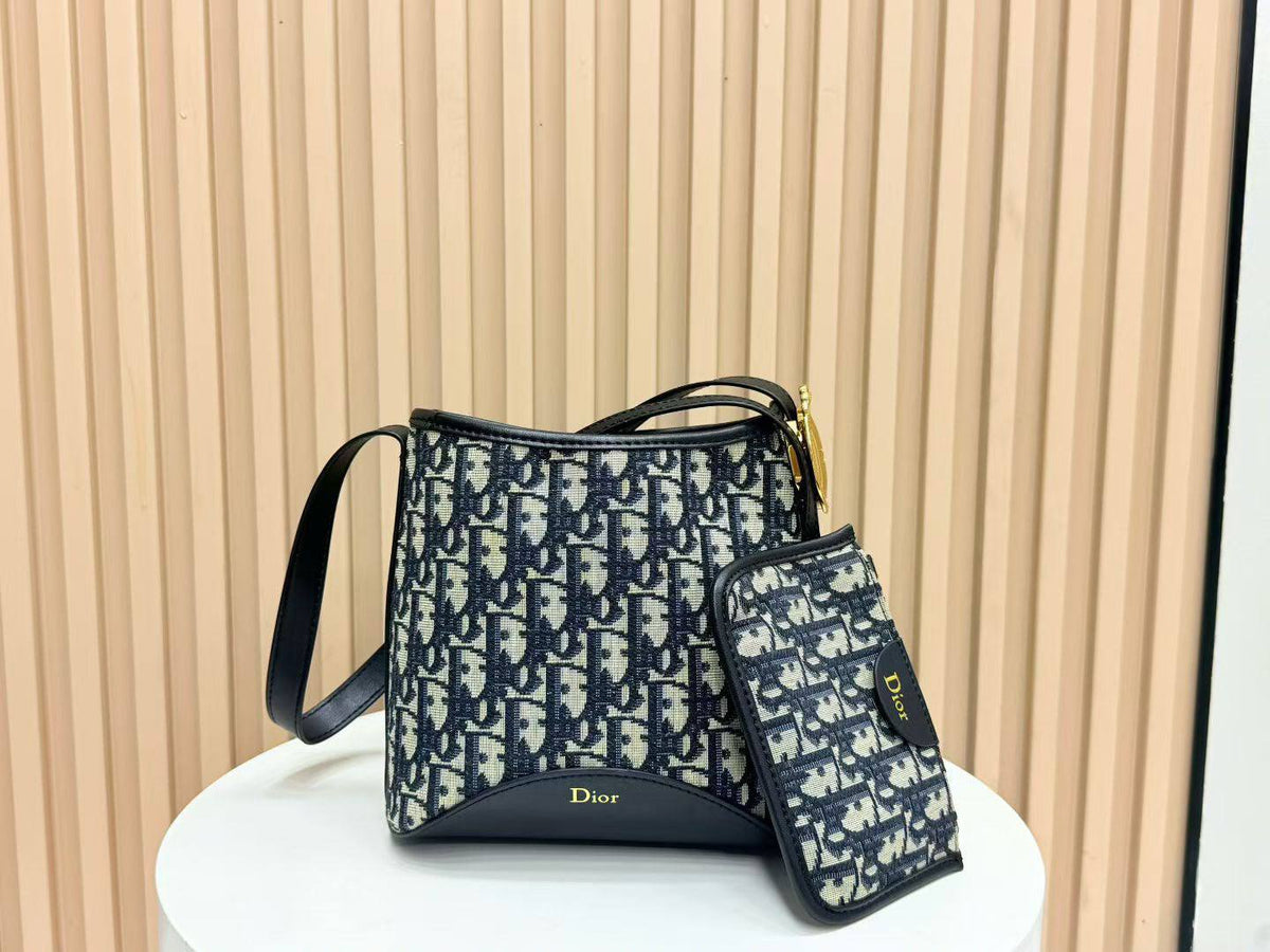 Dior
320 dhs🇦🇪🇦🇪
Zain153
♥️♥️♥️