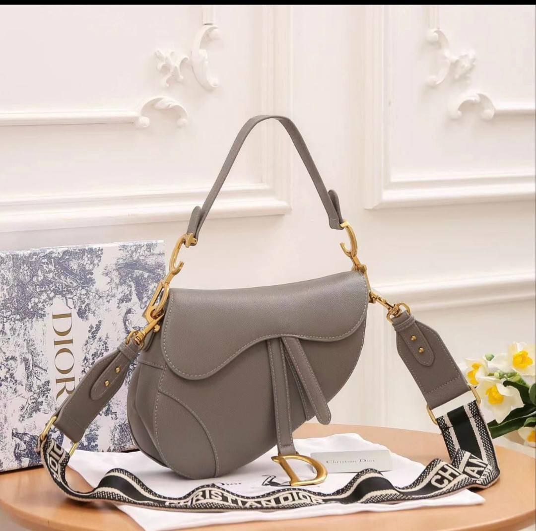 Dior
120 dhs
With box
Zain143
♥️♥️♥️