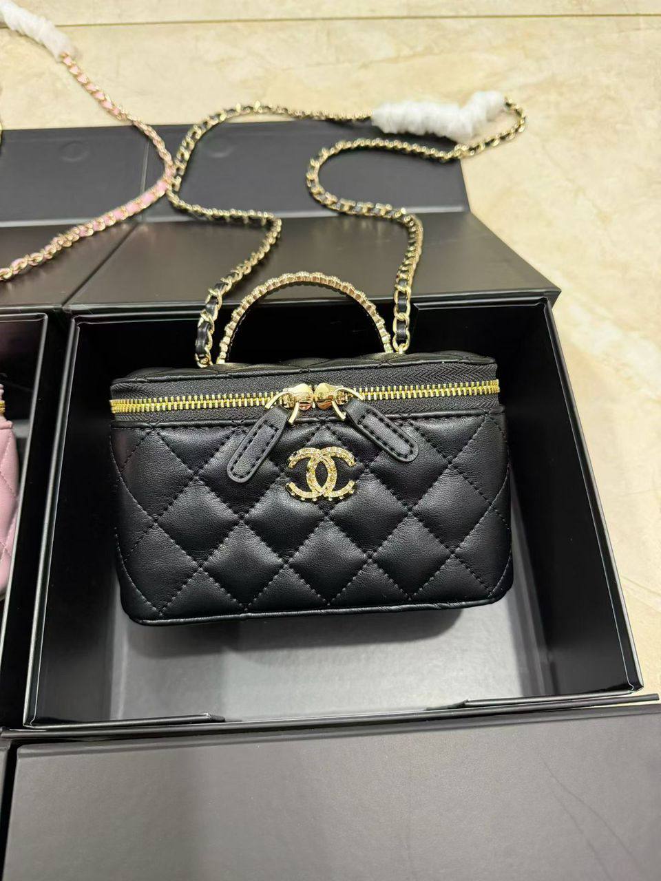 Chanel
110 dhs❣️
High-quality product
with box
🎁🎁🎁
Zain35
♥️♥️♥️