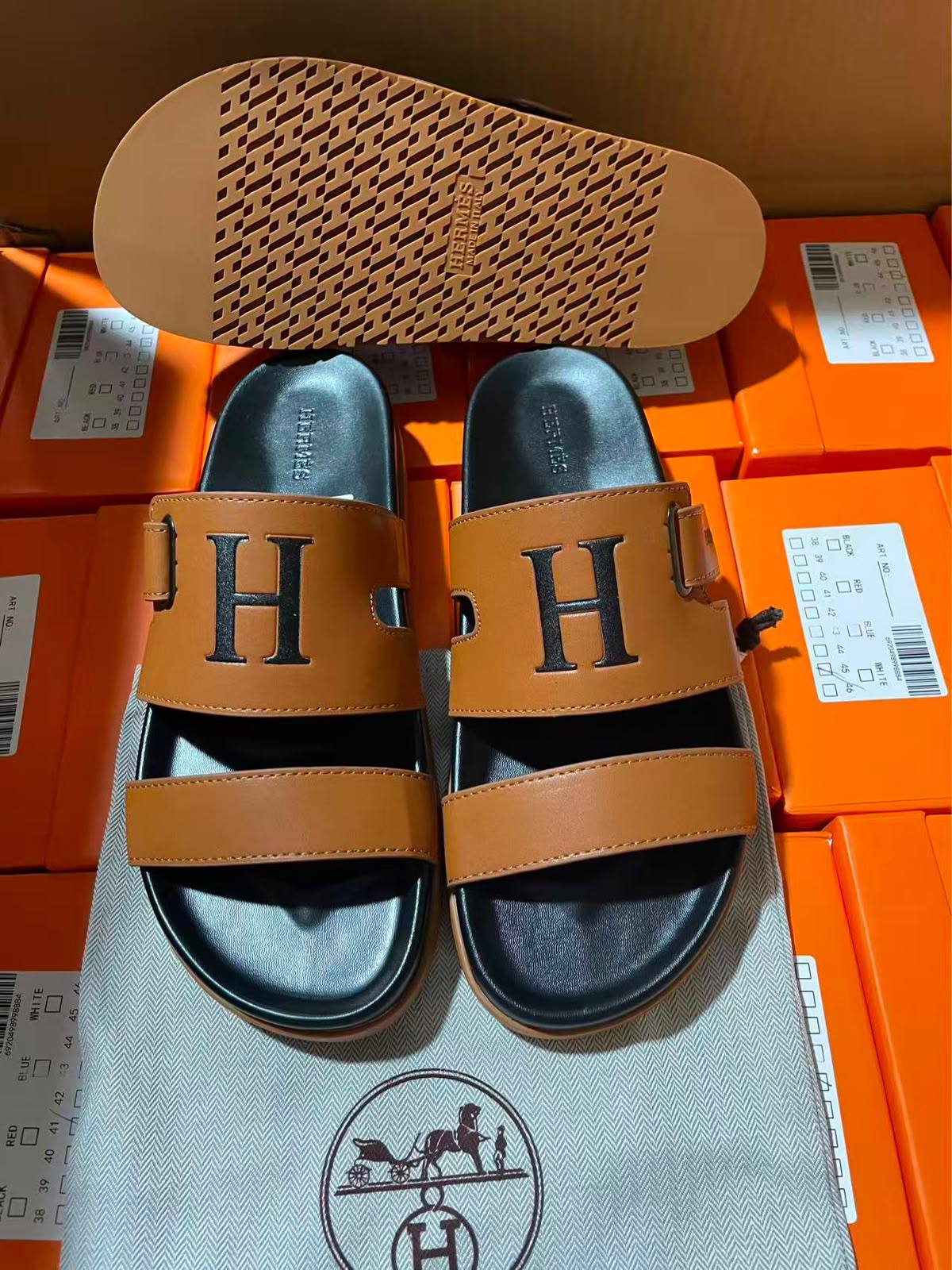 Hermes men slipper,
High Quality New Arrived,
Size 40 To 45
105 dhs🇦🇪🇦🇪
Zain120
♥️♥️♥️