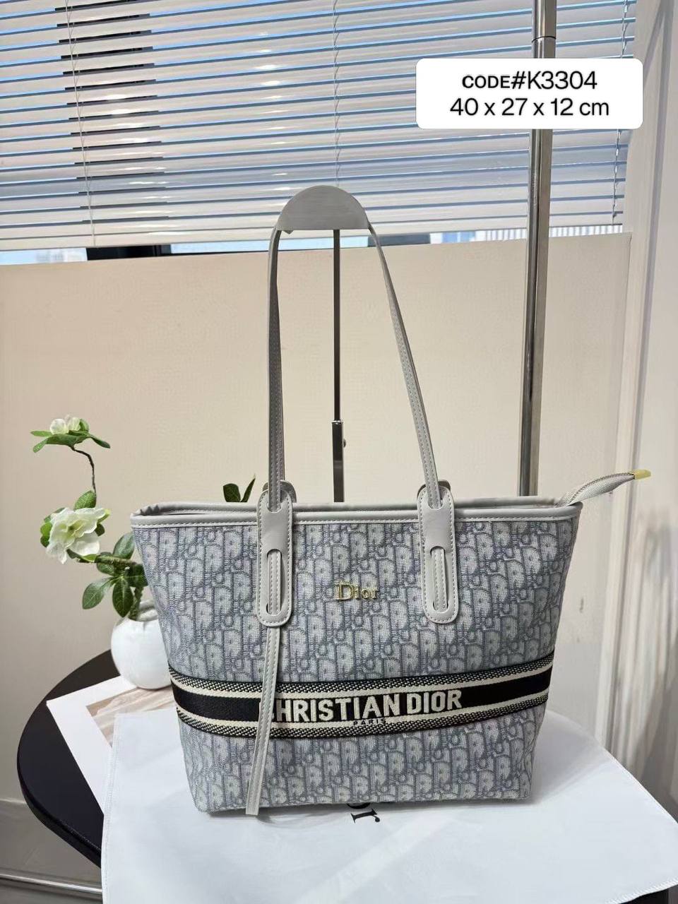 CHRISTIAN DIOR
sʜᴏᴜʟᴅᴇʀ ᴛᴏᴛᴇʙᴀɢ
ᴄᴀɴᴠᴀss & ʟᴇᴀᴛʜᴇʀ ᴍᴀᴛᴇʀɪᴀʟ
ᴡɪᴛʜ ʟᴏɴɢ ʙᴇʟᴛ sᴛʀᴀᴘ
sɪᴢᴇ: 40 cm
75 dhs🪙🌨️
Zain31
♥️♥️♥️