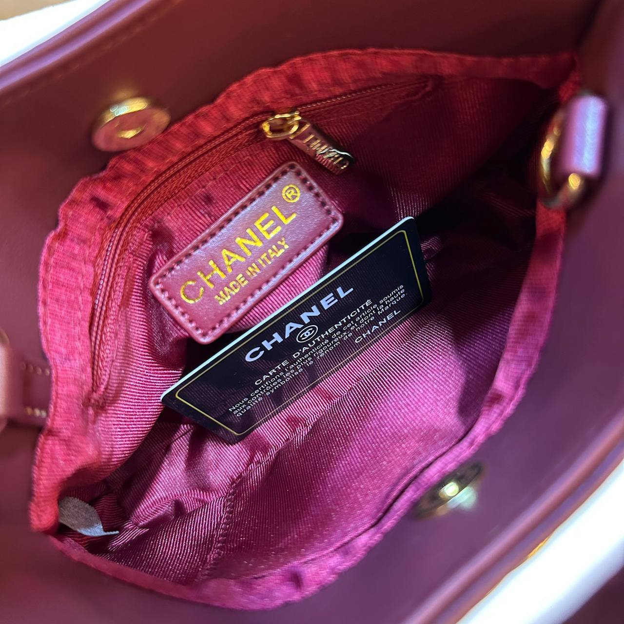 CHANEL
GOOD QUALITY
WITH BOX
🎁🎁🎁
90 dhs✅
Zain39
♥️♥️♥️