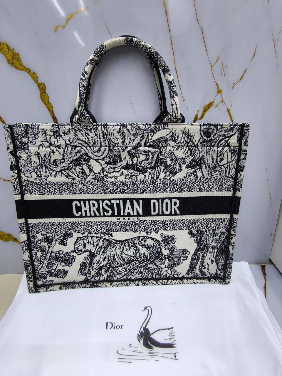Dior
110 dhs✅
with box
🎁🎁🎁
Zain203
♥️♥️♥️