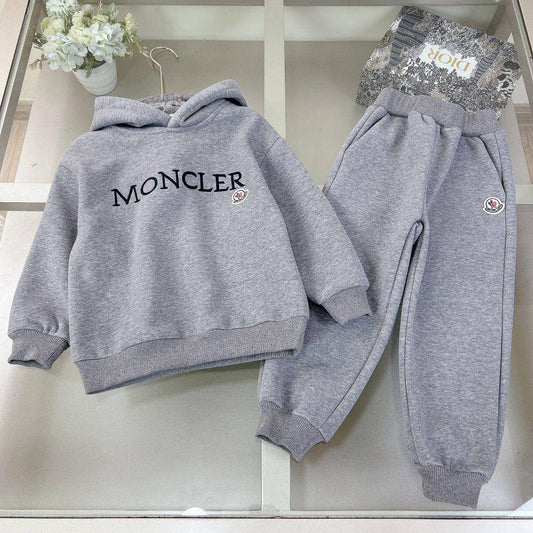 *New collection*
*Brand:MONCLER🔥*
*Super master quality 😍*
*Size:2/12years old*
290 dhs🪙🌨️
Zain261
♥️♥️♥️