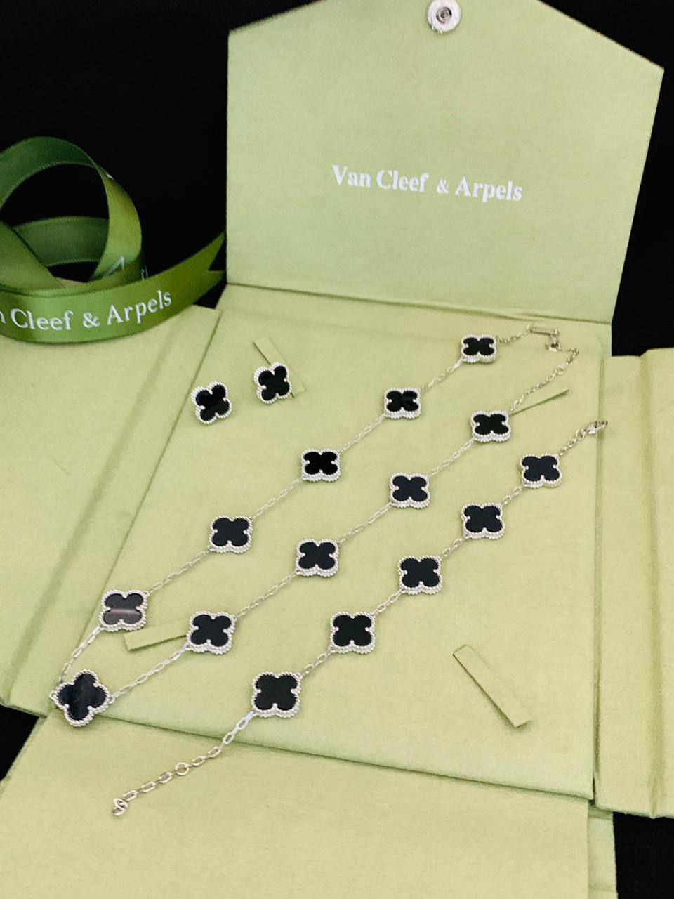 VCA SET
✨💫
NECKLACE
BRACELET
EARRINGS
WITH BOX AND PAPER BAG🛍️🎁
230 dhs❣️
Zain89
♥️♥️♥️