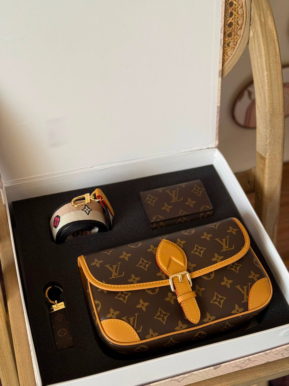 LV
24cm
450 dhs🇦🇪🇦🇪
FULL SETGIFT BOX
MASTER QUALITY
With box
Zain167
♥️♥️♥️
