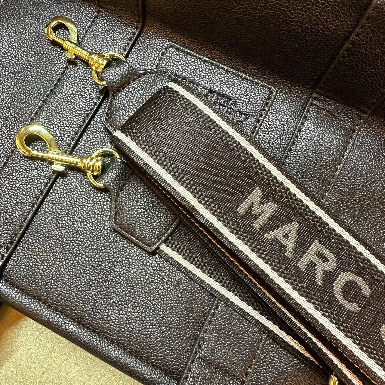 MARC JACOBS
THE TOTE BAG
GOOD QUALITY
MEDIUM SIZE
115 dhs✅
Zain39
♥️♥️♥️
