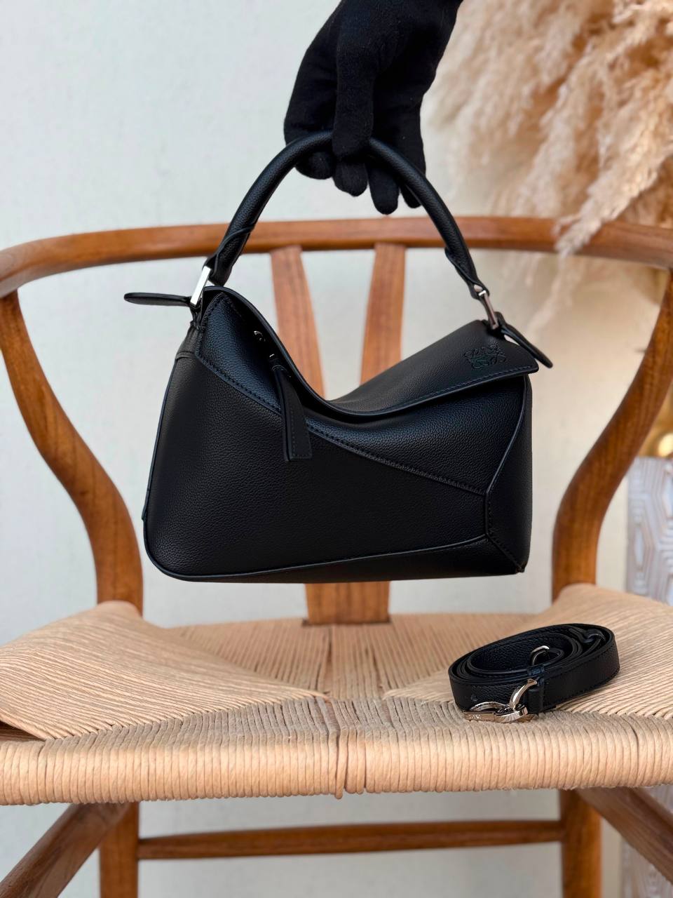 LOEWE
24cm
340 dhs🇦🇪🇦🇪
Top quality
With box🎁
Zain167
♥️♥️♥️
