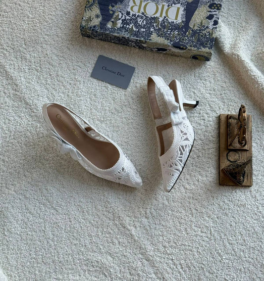 New. Dior heel
Size . 36. to 41
130 dhs🪙🌨️
Zain80
♥️♥️♥️