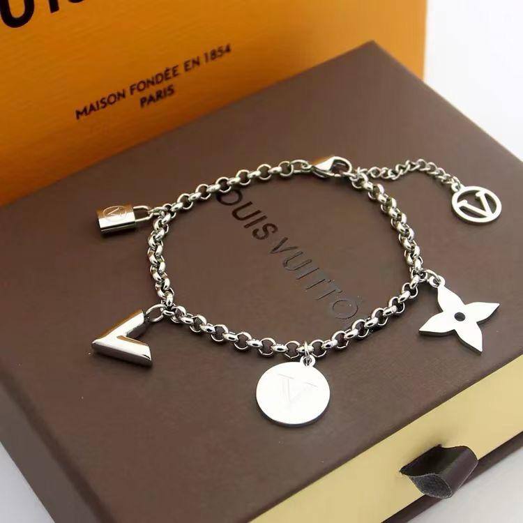 Lv Bracelet
✨💫
55 dhs❣️
With Box And Paper Bag🛍️🎁
Zain89
♥️♥️♥️
