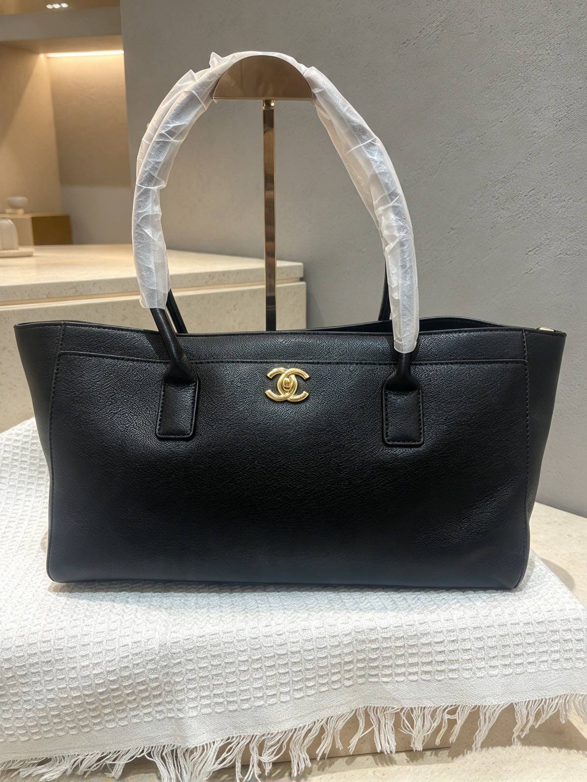 CHANEL
best quality
without box
120 dhs🇦🇪🇦🇪🇦🇪
size42CM
Zain290
♥️♥️♥️