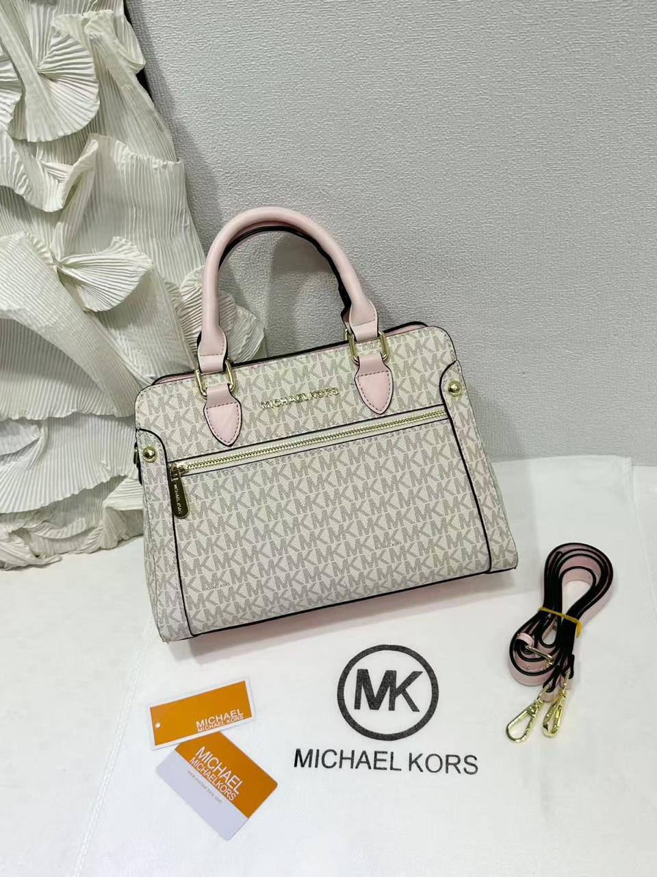 💝 MK Tote
1⃣️ First quality
Size : 26 * 13 * 21 cm
with pouch
100 dhs🇦🇪🇦🇪
Zain115
♥️♥️♥️