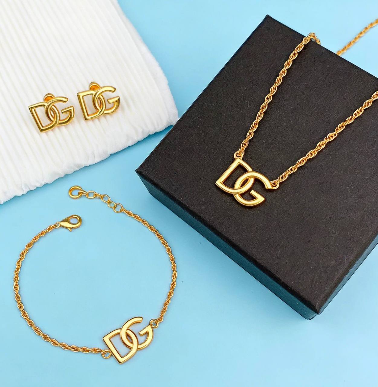 DG SET
MASTER💫✨
NECKLACE BRACELET EARRINGS WITH BOX AND PAPER BAG🛍️🎁
120 DHS✅
Zain89
♥️♥️♥️