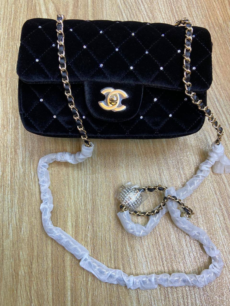 Chanel Velvet Flap Bag
Master quality
20cm
with box
🎁🎁🎁
240 dhs🗽
Zain95