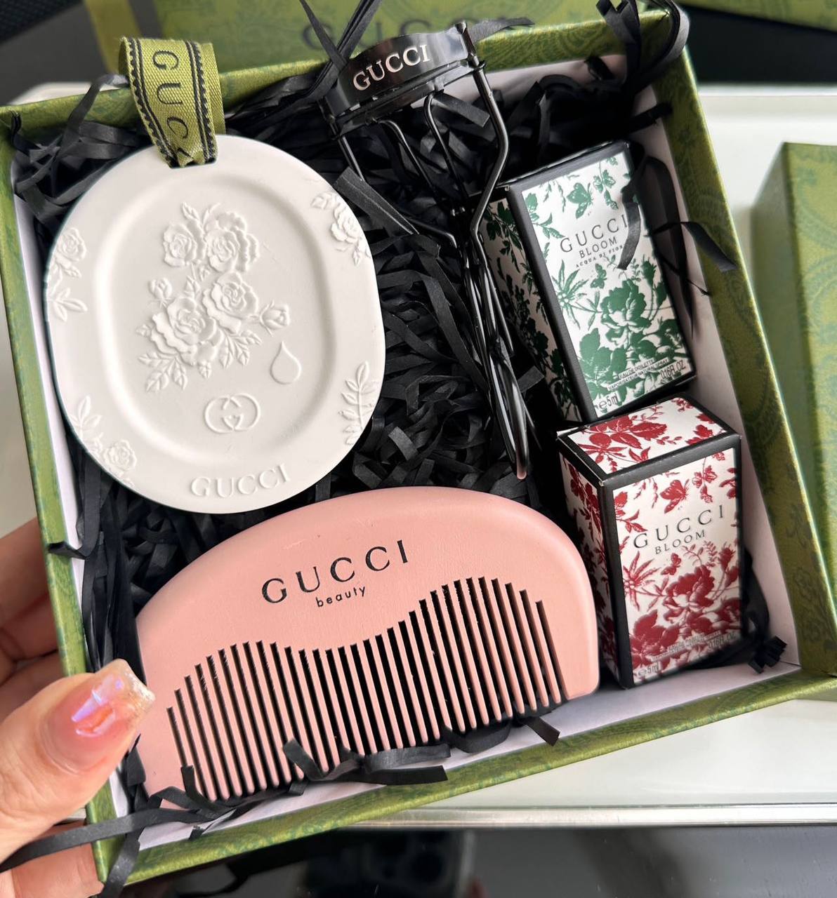 Gucci set❤️🔥*
comb 🪮
Key chain for car 🚗
2 perfume 🦋
Eyelash curler 🐦🔥
In boxes 5 pieces 😳
good quality 💯
With boxes 📦
And paper bag 🛍️
60 dhs✅
Zain216
♥️♥️♥️
