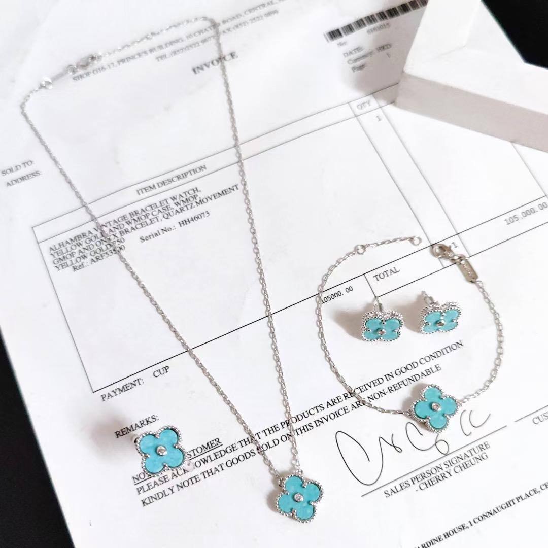 VCA SET
MASTER ✨💫
NECKLACE BRACELET EARRINGS RING
170 DHS✅
WITH BOX AND PAPER BAG🛍️🎁
Zain89
♥️♥️♥️