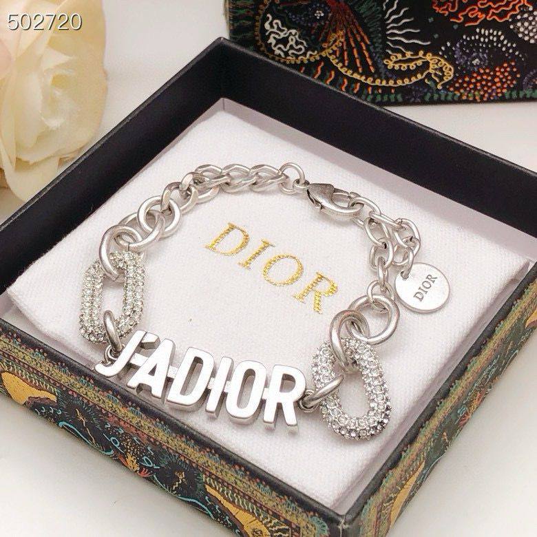 DIOR
MASTER⭐
BRACELET 💫✨
50 dhs🌺
WITH BOX AND PAPER BAG 🛍️🎁
Zain89
♥️♥️♥️