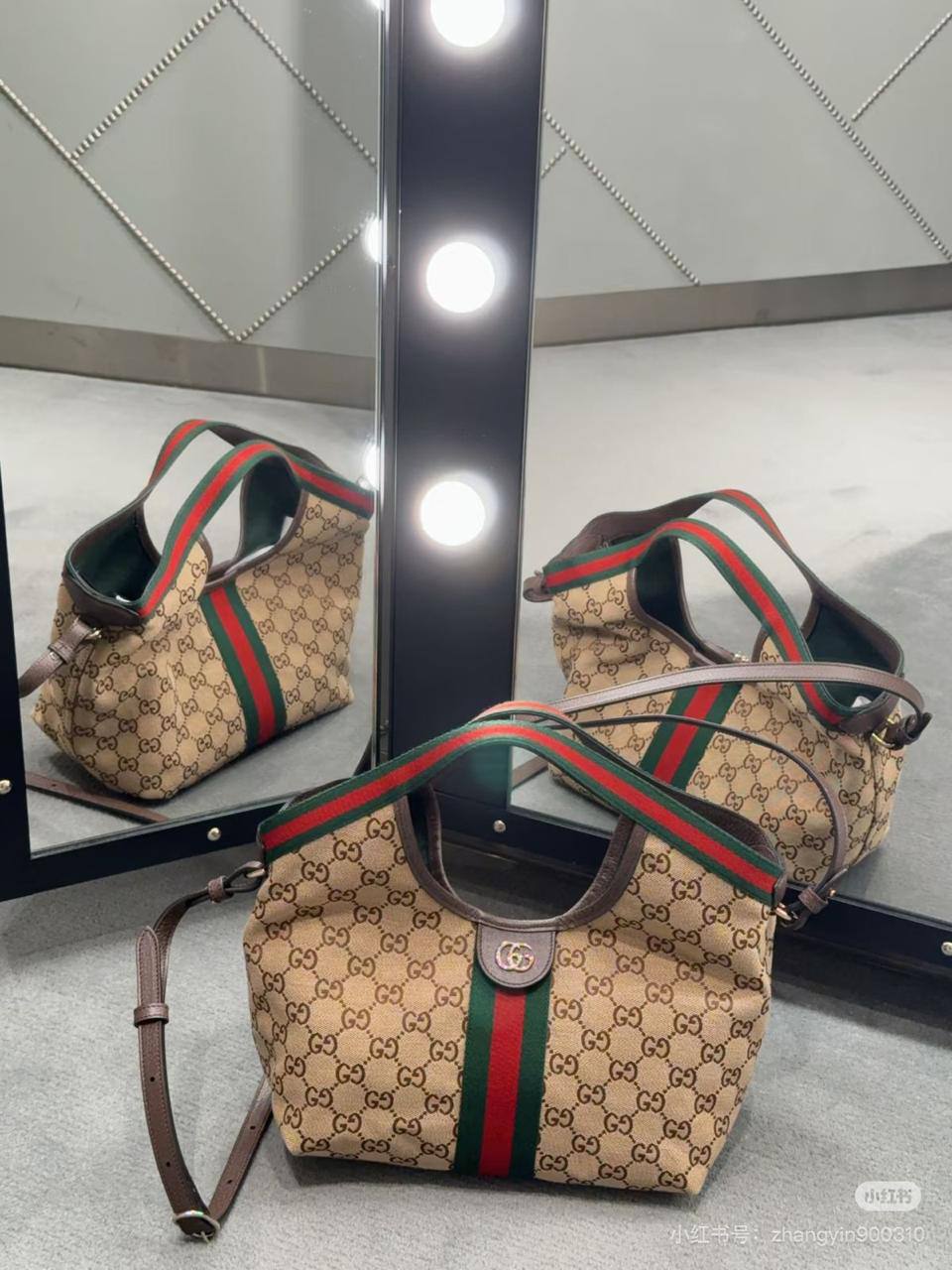 Gucci Giglio
Size: 37 * 29 cm
110 dhs🪙🌨️
Zain115
♥️♥️♥️