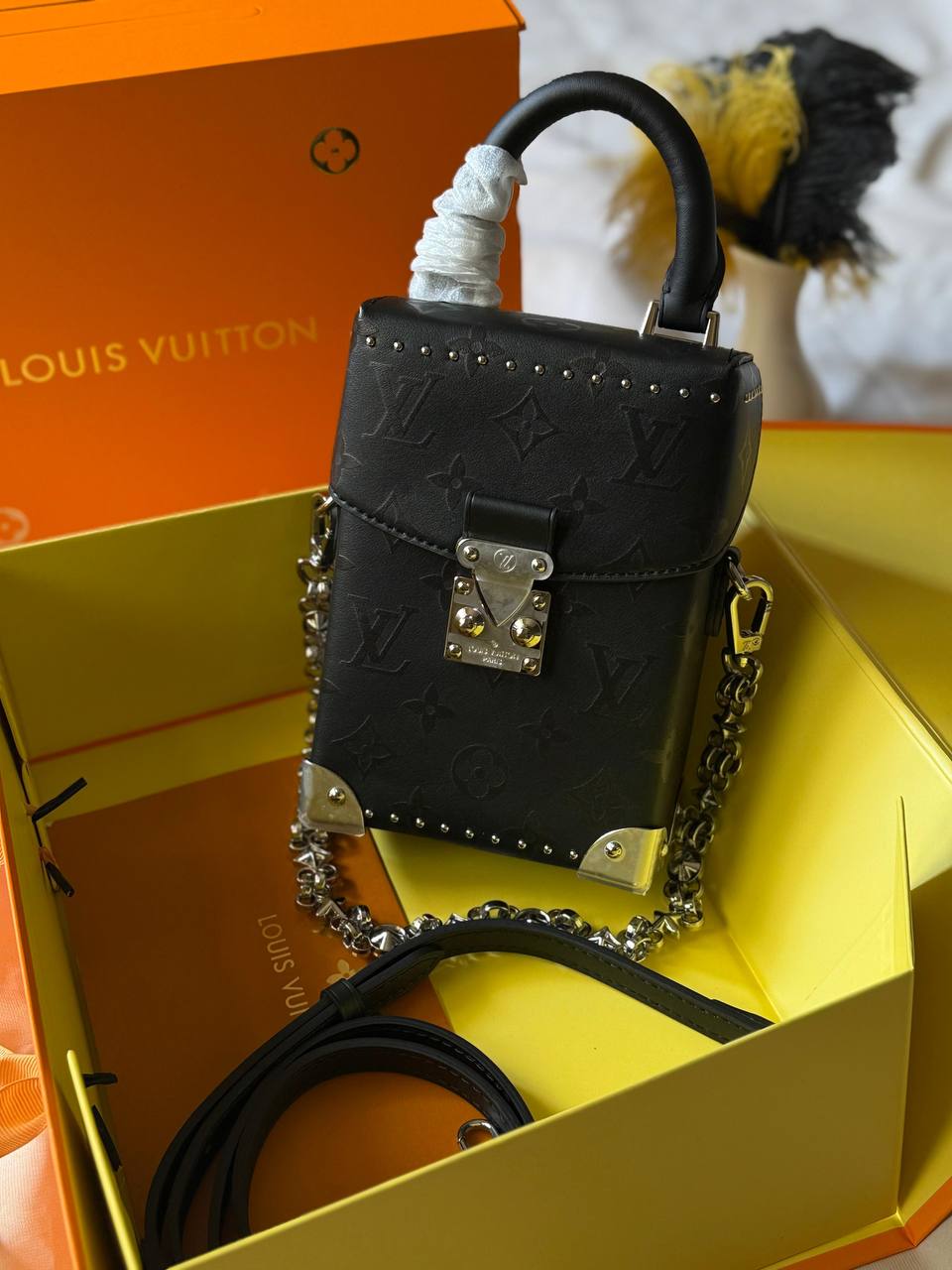 LV
13cm
350 dhs❤️
Top quality
With box🎁
Zain167
♥️♥️♥️