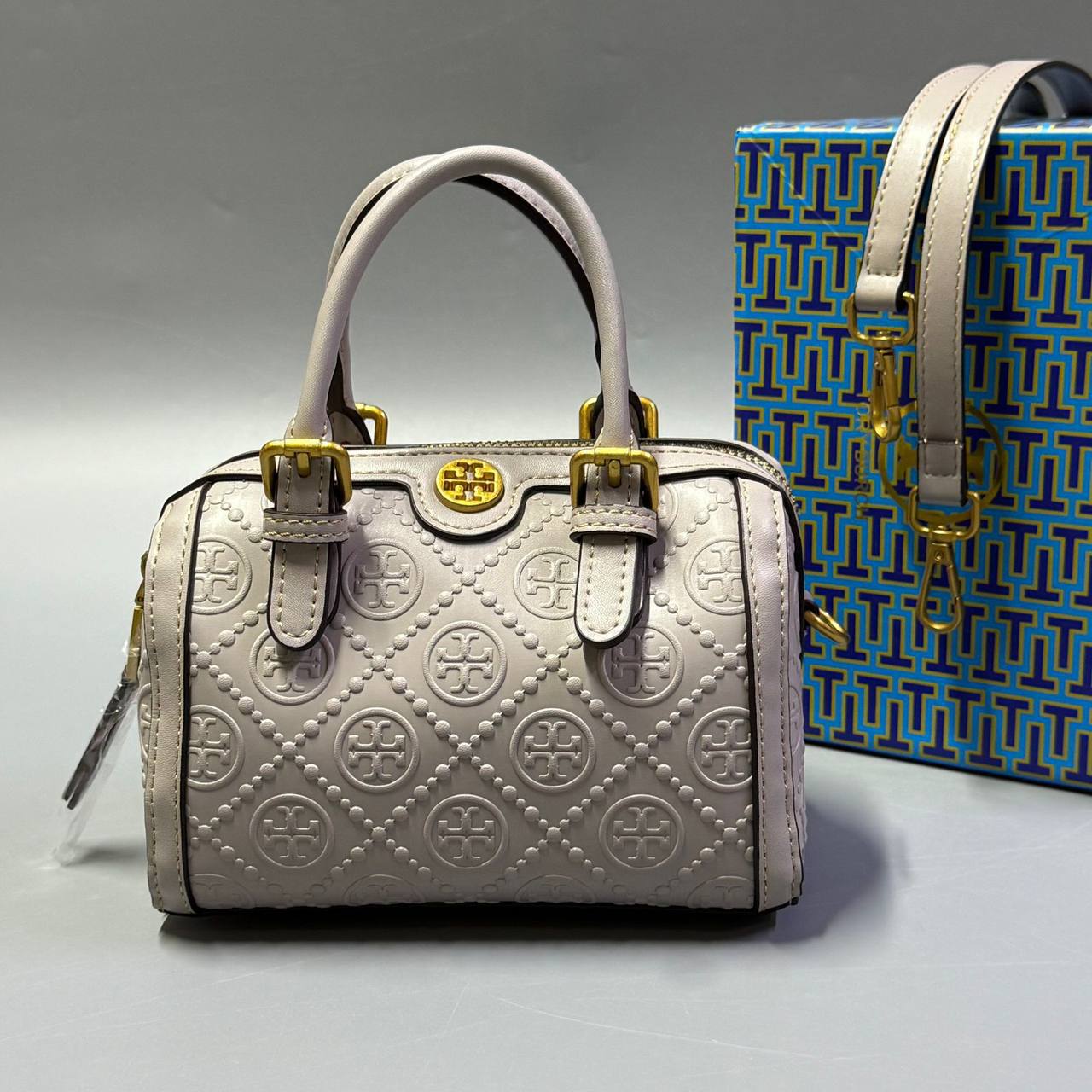 TORY BURCH
NEW CAME
WITH BOX
🎁🎁🎁
90 dhs🪙💕
SIZE: 18cm
Zain39
♥️♥️♥️