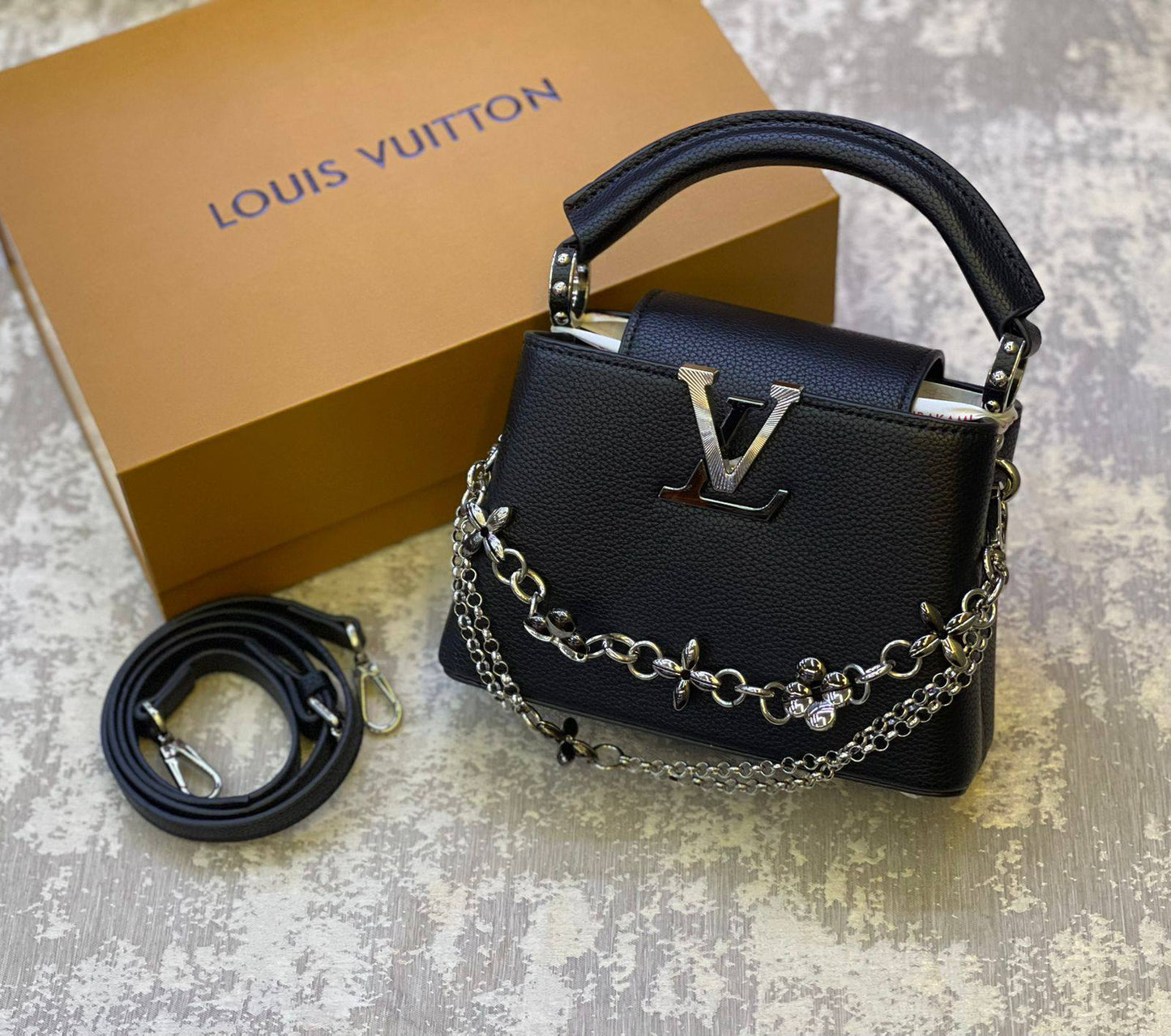 LV
230 dhs❣️
With box.
🎁🎁🎁
Size. 21 cm.
Zain175
♥️♥️♥️