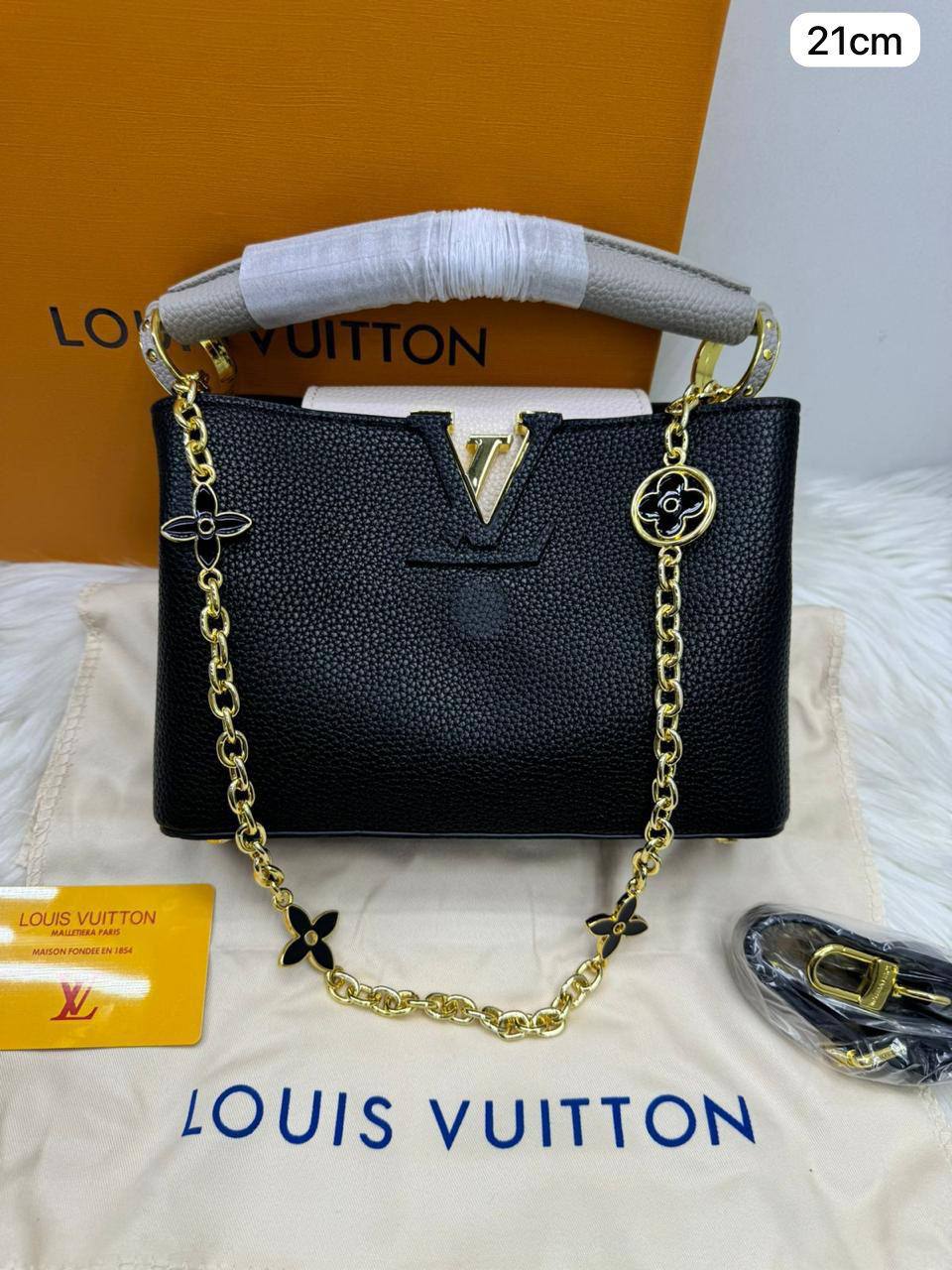💎 LV Capitalcines
1️⃣ First quality +🎁
Size : 21 * 15 cm
90 dhs🪙🌨️
with box🎁
Zain115
♥️♥️♥️