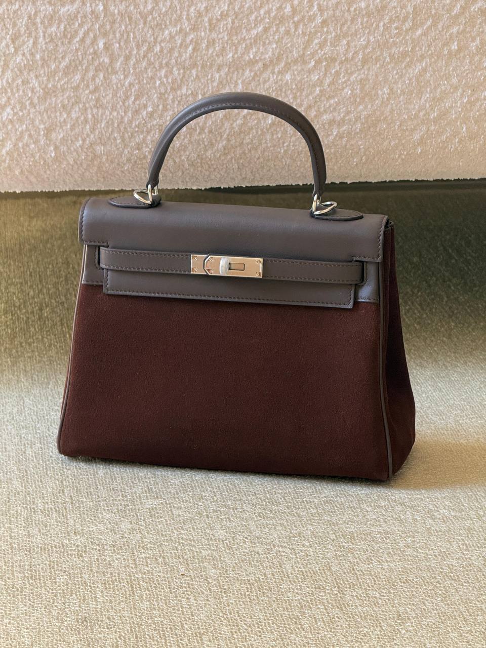 DIOR
SIZE ………24CM
115 dhs✅
with Box
🎁🎁🎁
Zain51
♥️♥️♥️