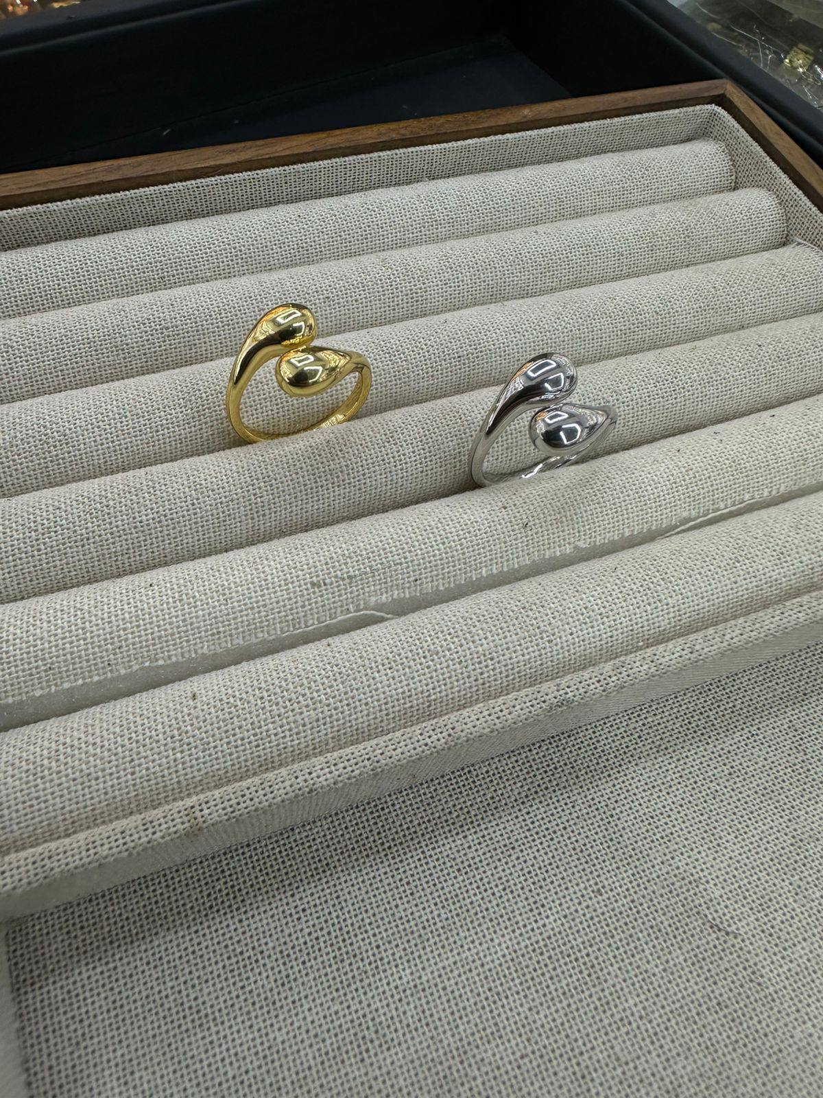 BOTTEGA ❤️🔥*
Bangle 🌸
Ring 💍 free size
good quality 💯
With black boxes 🗃️
35 dhs❣️
Zain216
♥️♥️♥️