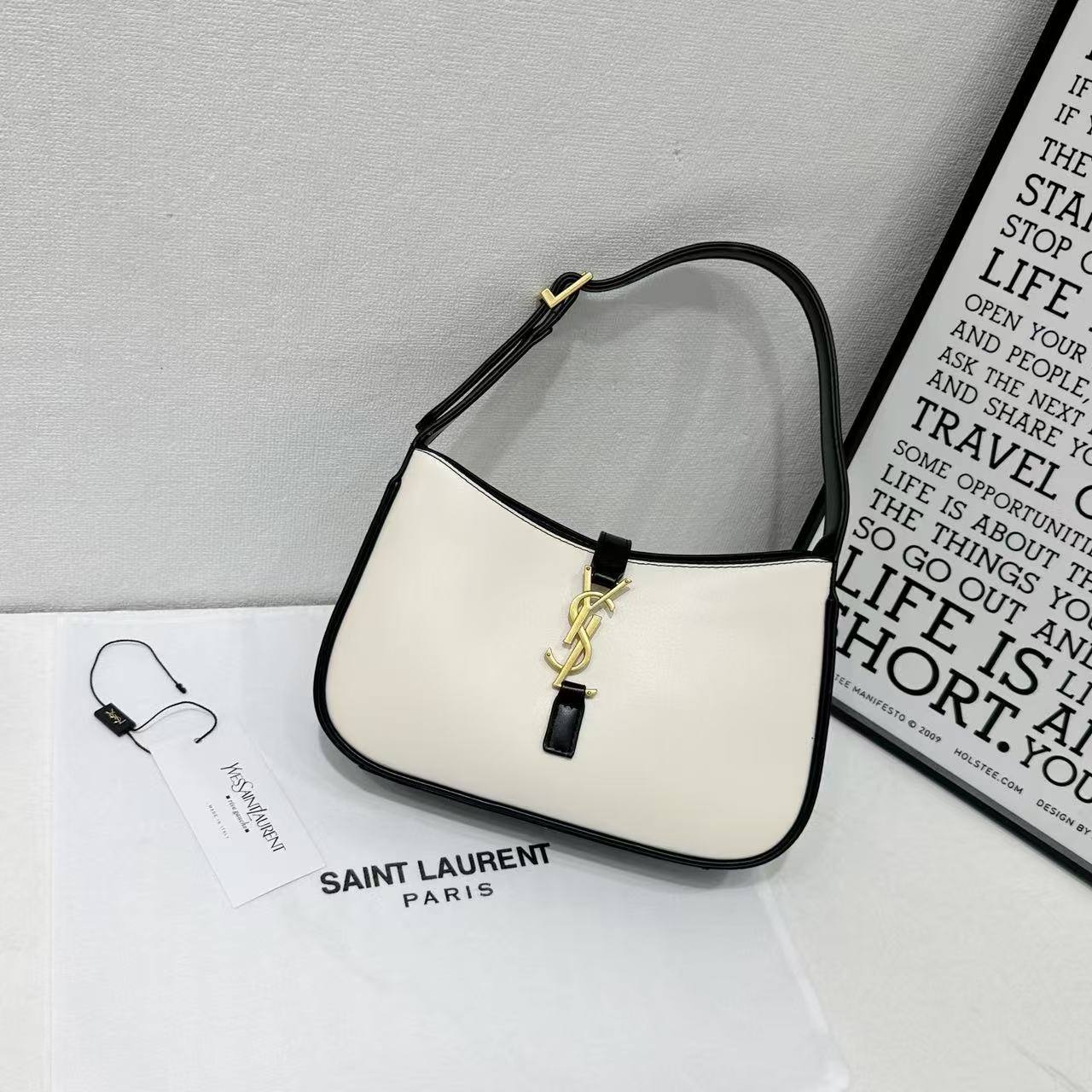 YSL
Best quality WITH BOX
95 dhs🇦🇪🇦🇪
size 25CM
Zain290
♥️♥️♥️