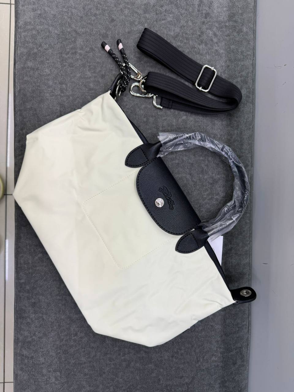 Long Champ
Size:25cm
80 dhs🪙🖤
Zain114
♥️♥️♥️
