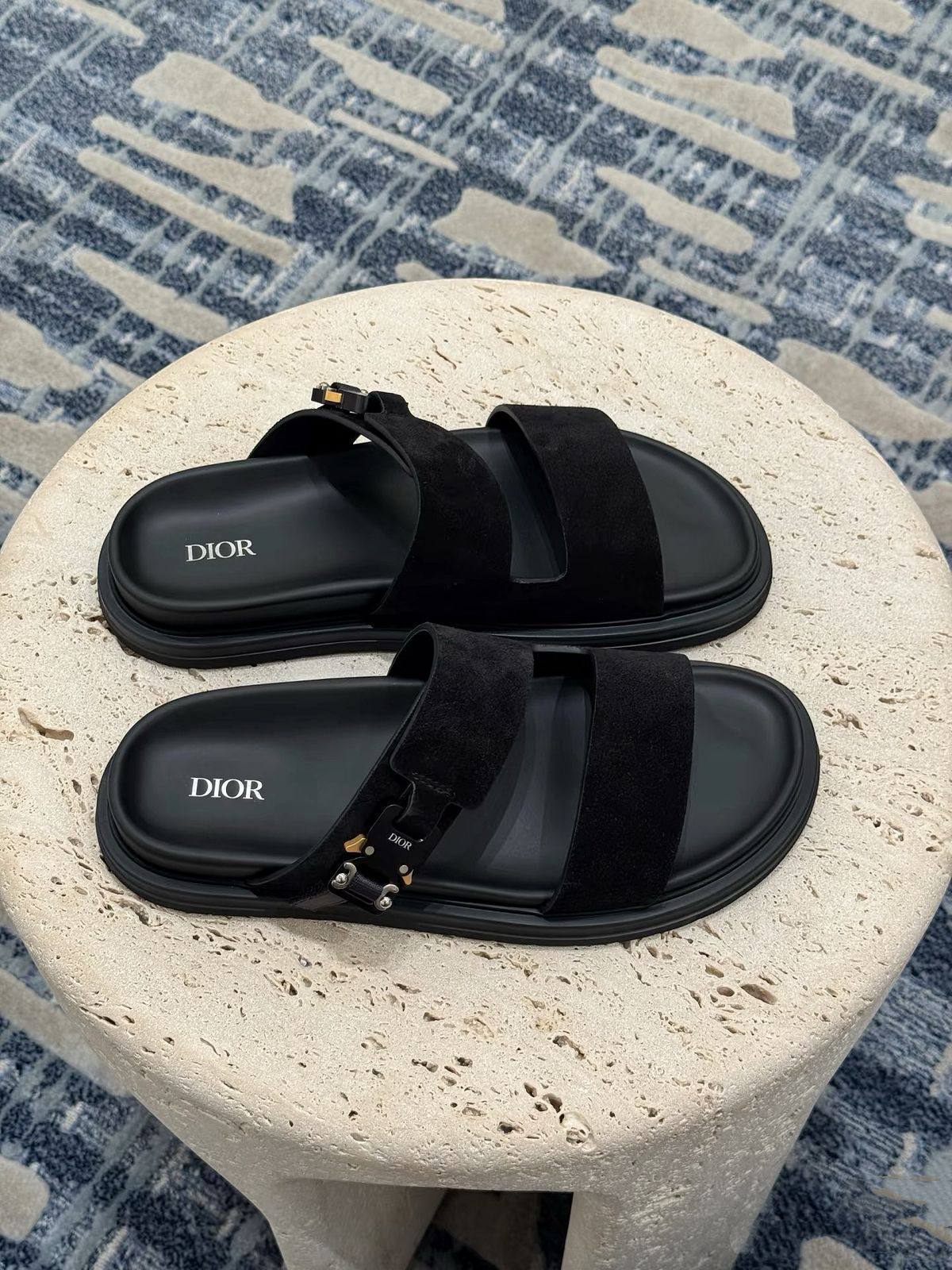 Dior Slipper
Size-39 To 45.
120 dhs❣️
Good Quality 🔥
Zain82
♥️♥️♥️