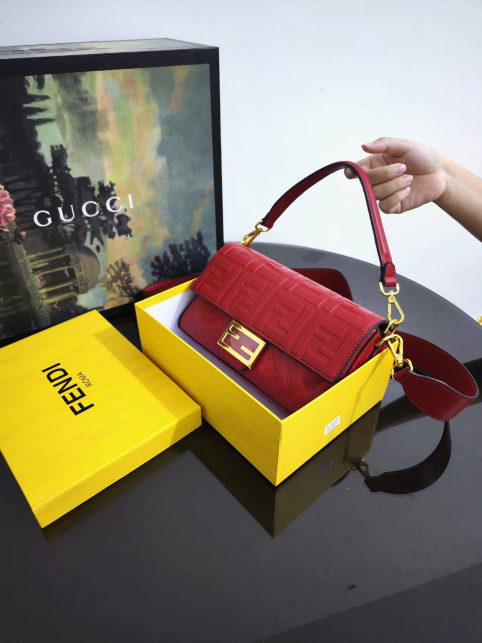 Fendi
110 dhs🇦🇪🇦🇪
with box
size 25cm
High quality
Zain26
♥️♥️♥️