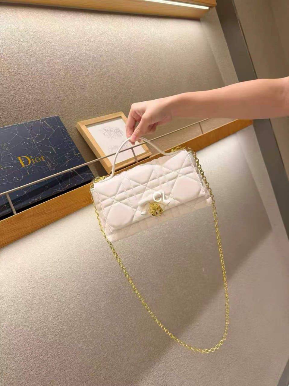 Dior
Best quality
Whith box’s
130 dhs💓
size 25cm
Zain158
♥️♥️♥️