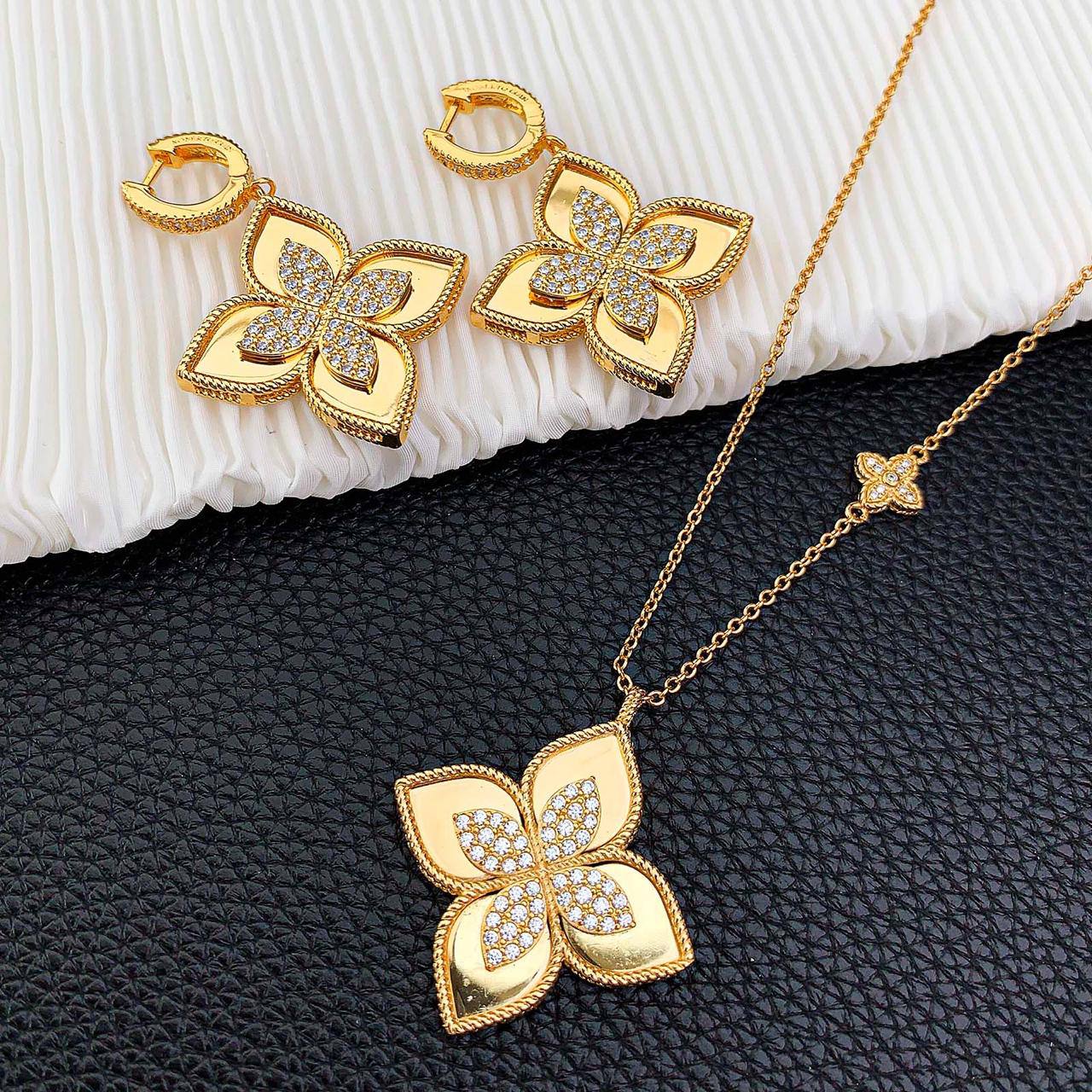 ROBERTO COIN
SET MASTER💫✨
NECKLACE EARRINGS
WITH BOX AND PAPER BAG 🎁🛍️
140 DHS✅
Zain89
♥️♥️♥️