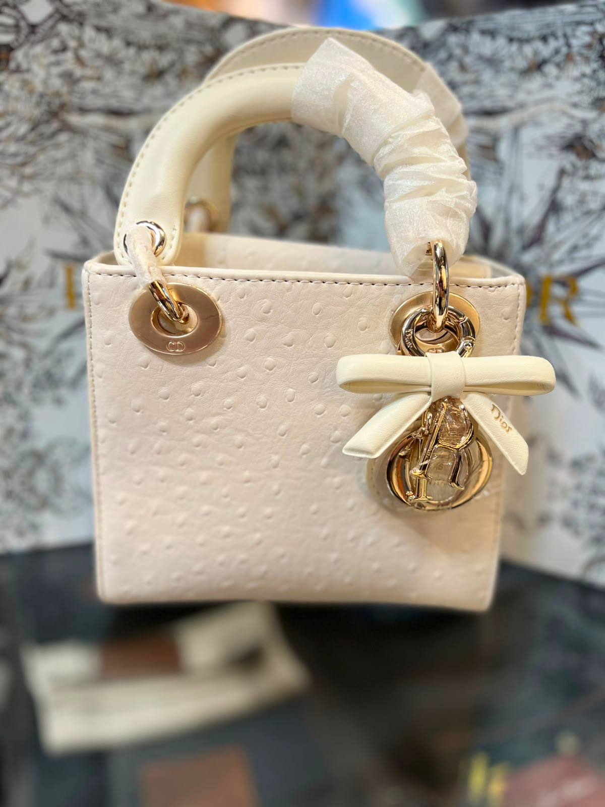 Lady Dior ostrich
Master quality
17cm with box 📦
310 dhs✅
Zain95
♥️♥️♥️