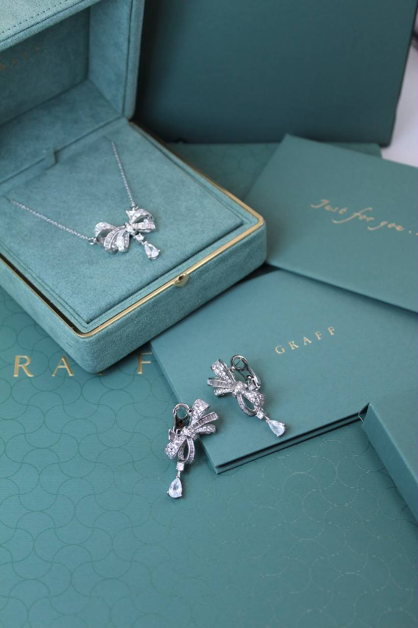 GRAFF
↗️ *Super Master Quality ®️*
Tilda's Bow Classic Diamond Drop Pendant & Earings
Necklace with Earings
*190 dhs🇦🇪🇦🇪* with *Normal* Box & Bag
Zain209
♥️♥️♥️