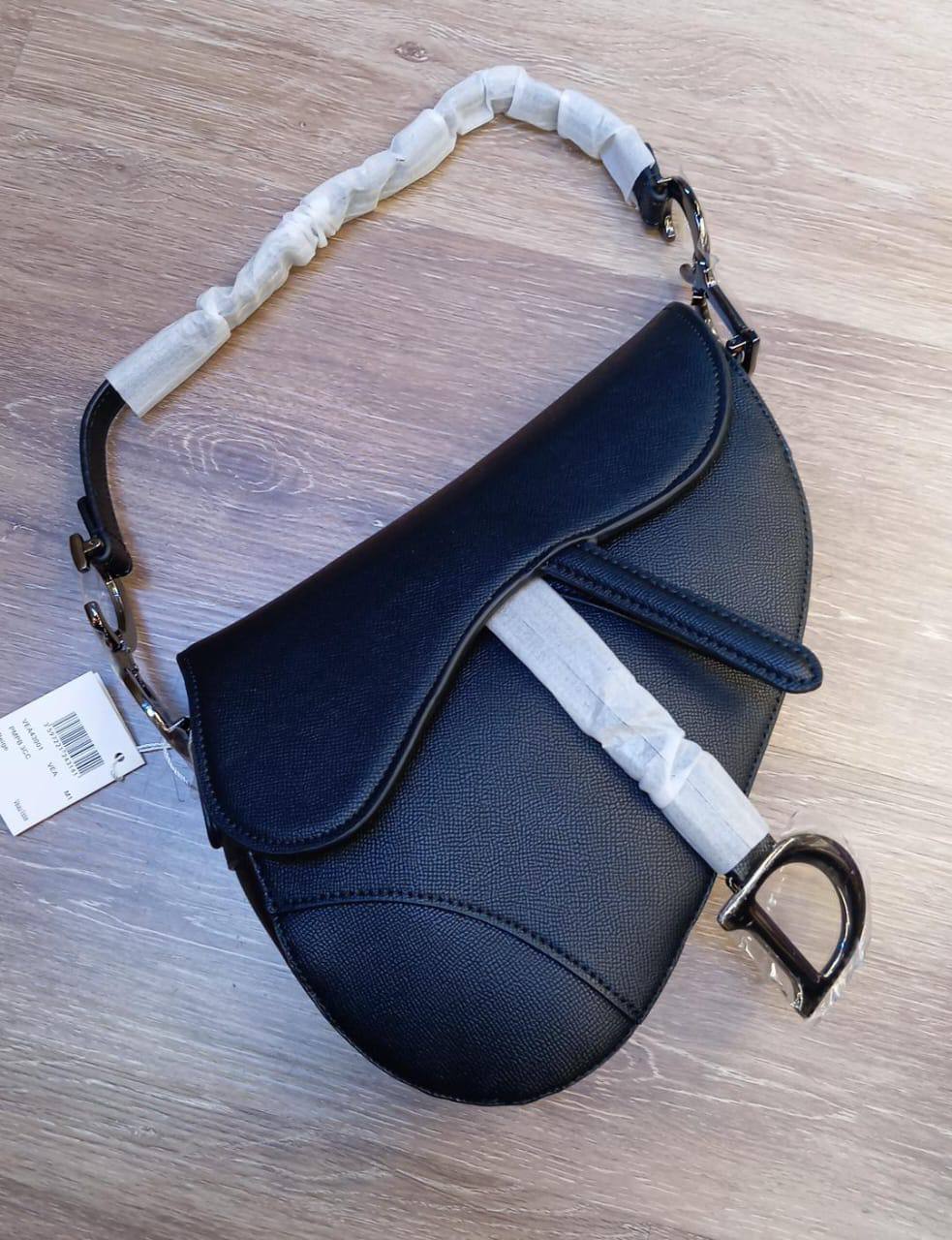Dior
Good quality
with box
🎁🎁🎁
110 dhs❤️
Zain186
♥️♥️♥️