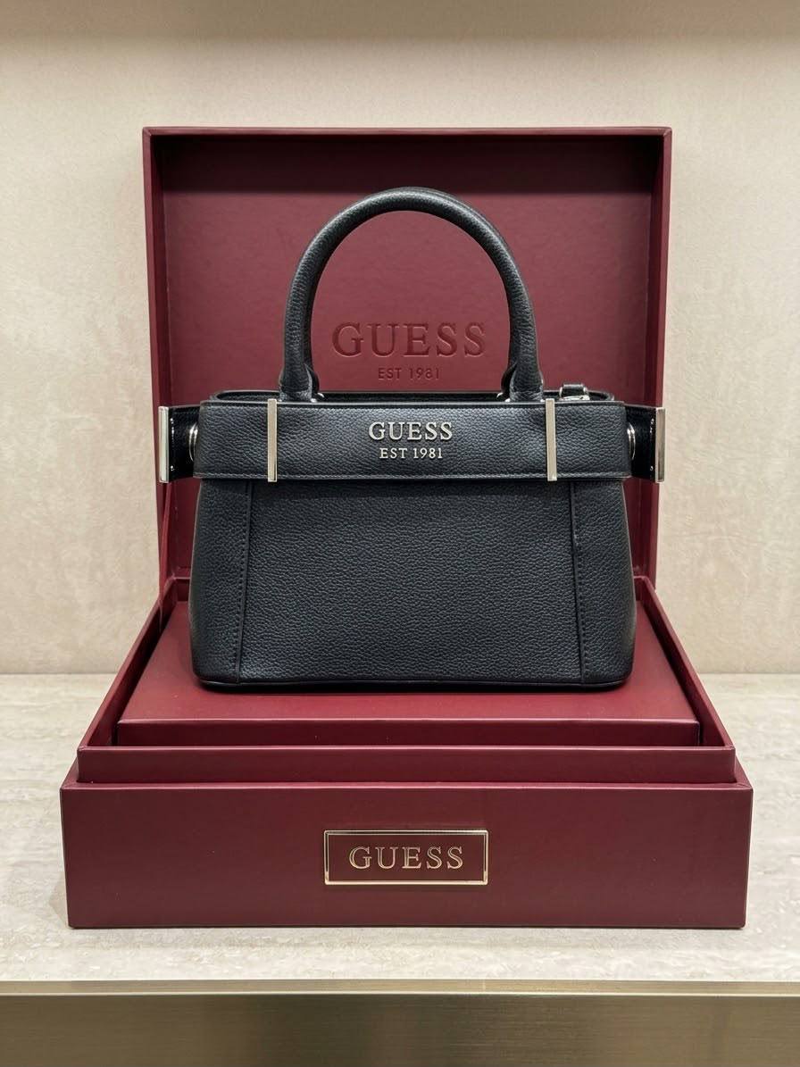 Guess
100 dhs🇦🇪🇦🇪
With box
21 cm
Zain219
♥️♥️♥️