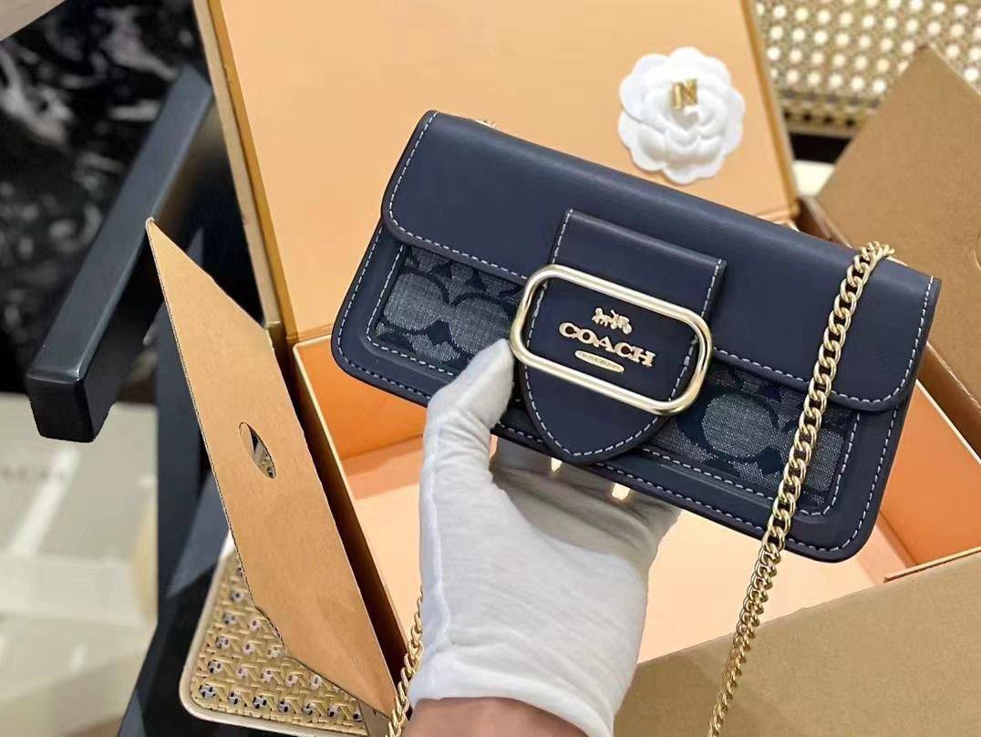 COACH
GOOD QUALITY 💯
90 dhs✅
WITH BOX 📦
Zain28
♥️♥️♥️