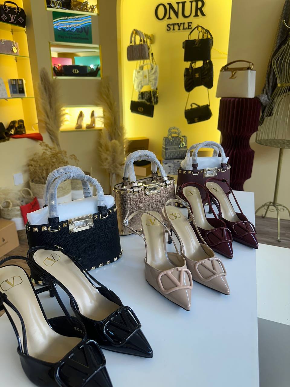 Valentino
Master bag 290 dhs
Zain131
Heels
110 dhs
Zain21
♥️♥️♥️
Zc