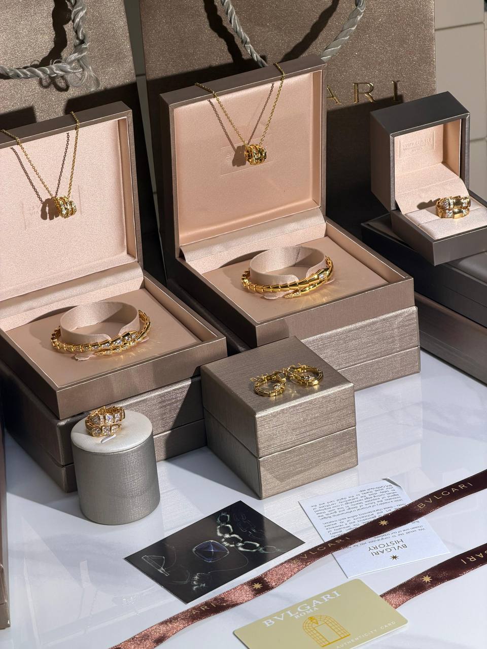 Bvlgari
-:Bracelet
-:Necklace
-:Rings
-:Earring
Latest Collection 😍
Quality: Super Master
Non -Tarnish color
In :-Gold
For Price 👇 WTSP Text Zain 0568585901
Zain268
♥️♥️♥️