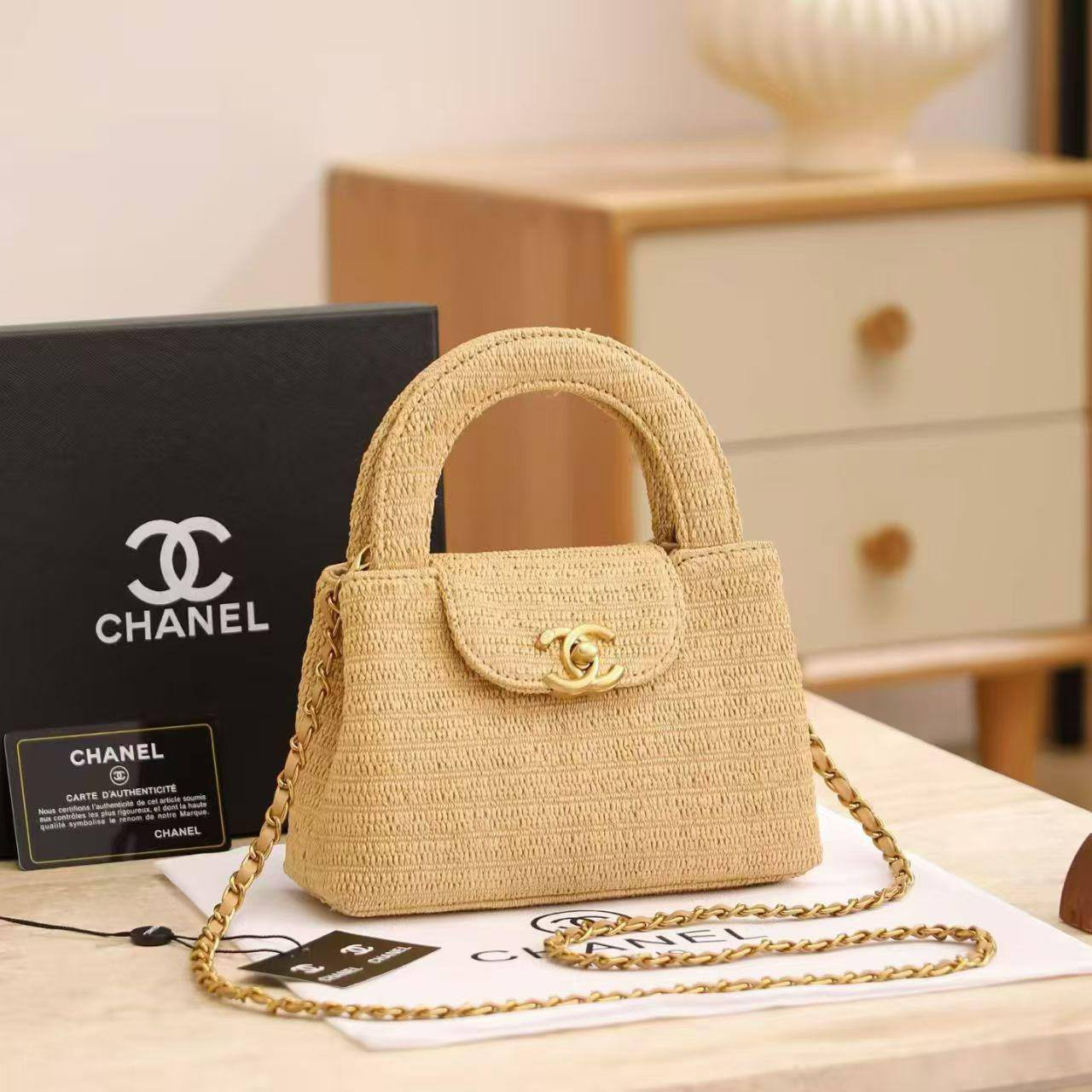 CHANEL
19cm
100 dhs✅
Zain44
♥️♥️♥️