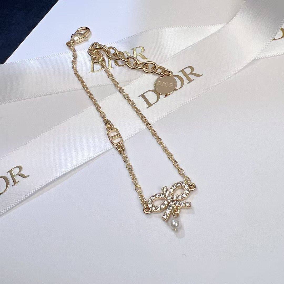Dior ❤️🔥*
Bracelet 🐦🔥
Master quality 💯
With normal boxes 📦
50 dhs🌺
With master box 🗃️
60 dhs🌺
Zain216
♥️♥️♥️