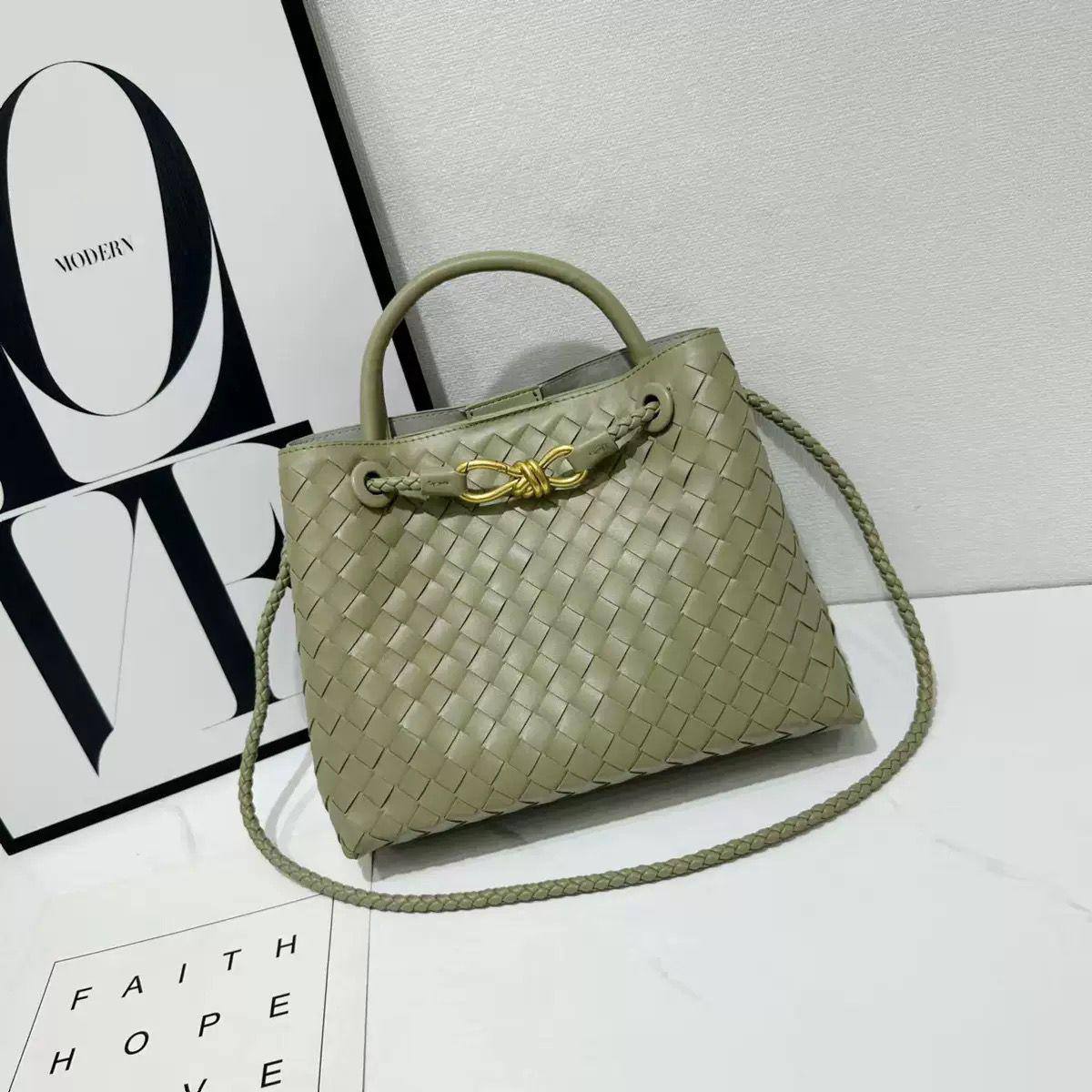 BOTTEGA
NEW CAME GOOD QUALITY
WITH BOX
🎁🎁🎁
115 dhs💓
Size: 25cm
Zain39
♥️♥️♥️