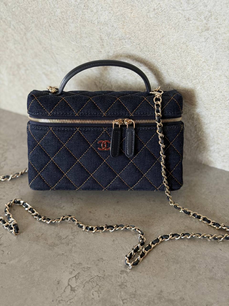 Chanel
𝐕𝐚𝐧𝐢𝐭𝐲 𝐰𝐢𝐭𝐡 𝐂𝐡𝐚𝐢𝐧 𝐡𝐚𝐧𝐝𝐛𝐚𝐠 𝐬𝐮𝐩𝐞𝐫 𝐦𝐚𝐬𝐭𝐞𝐫 𝐪𝐮𝐚𝐥𝐢𝐭𝐲
950 dhs✅
ETAG4
♥️♥️♥️