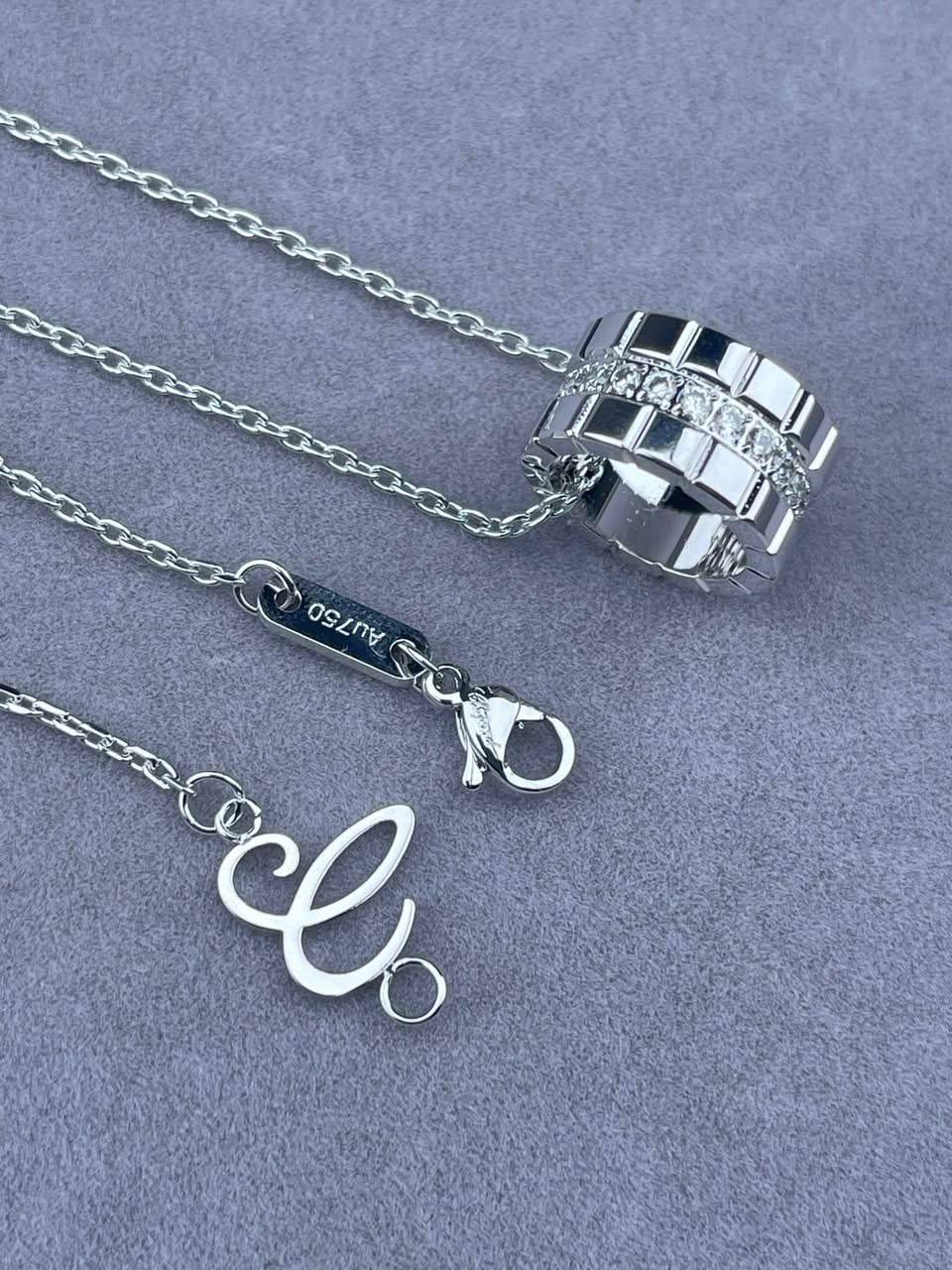 CHOPARD necklace
45 dhs✅
Zain263
♥️♥️♥️