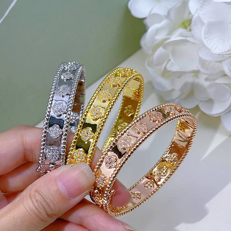 VCA ❤️🔥
Bangle 🦋
Master quality 💯
With normal boxes 🗃️
105 dhs🇦🇪🇦🇪
With master box 📦
140 dhs🇦🇪🇦🇪
Zain216
♥️♥️♥️
